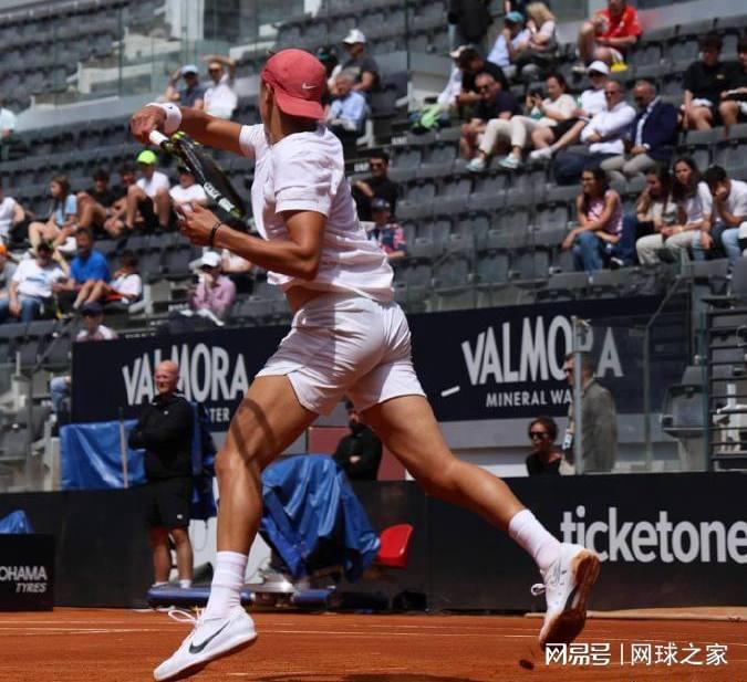 开云APP-阿昺张帅袁悦初五组团赢球，阿卡暴扫菲斯，小白菜完败丢冠